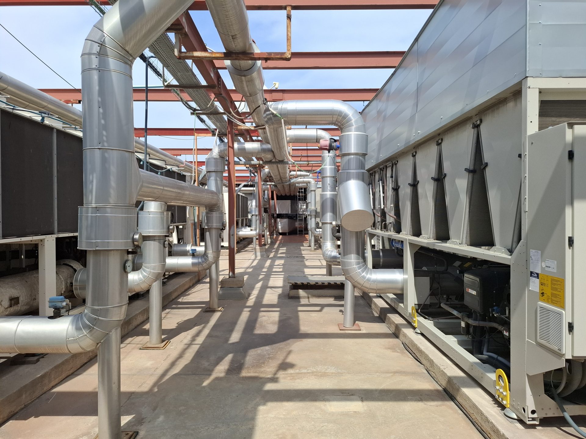 Tuberías metálicas en construcción industrial